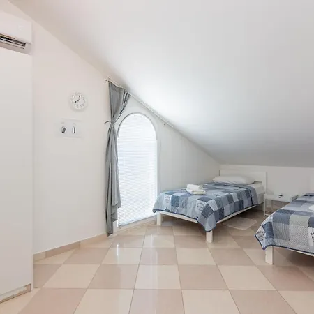 Apartment Mimoza *