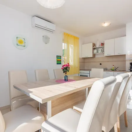 Apartment Mimoza *