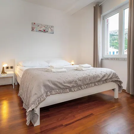 Mimoza Apartament *
